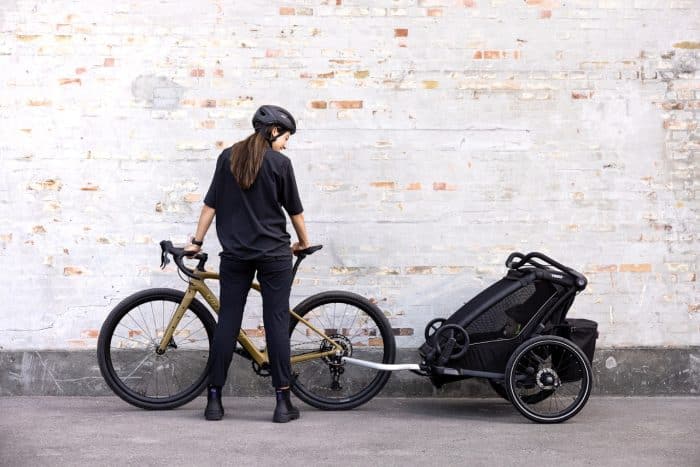 Thule 2026, 5 accessori per la neve tra stile e avventura 6 Thule Chariot Sport 2 9 700x467