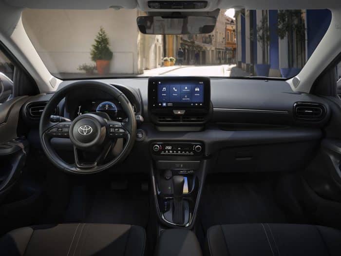 Toyota Yaris 2026 si aggiorna, più ricca. Le novità della ibrida più amata 3 Toyota Yaris Hybrid 2026 6 700x525