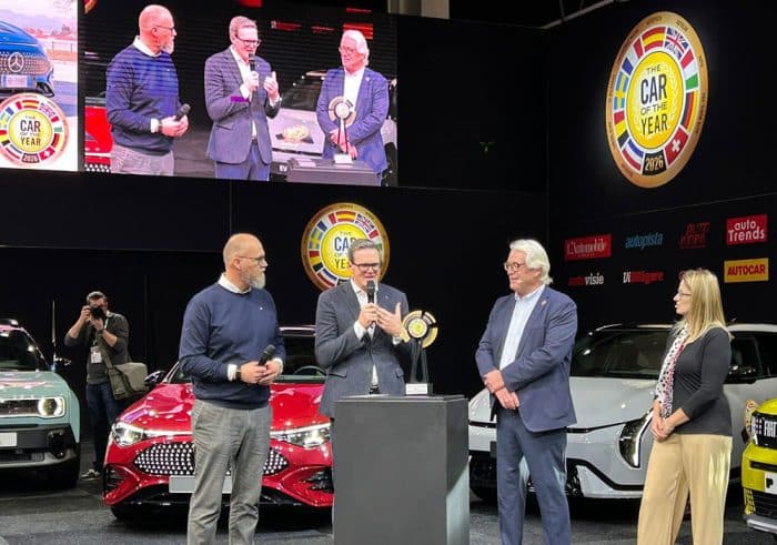 Mercedes CLA eletta Car of the Year 2026, trionfo del lusso tecnologico
