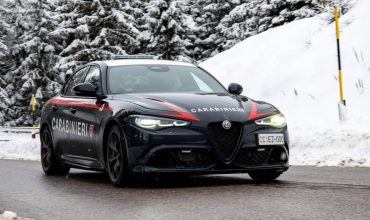 Alfa-Romeo-celebra-75-anni-con-i-Carabinieri-Giulia-Quadrifoglio-1-scaled-e1770133613851-370x220.jpg