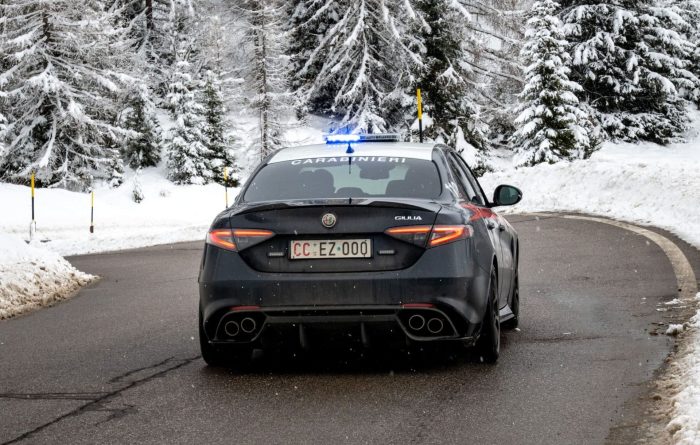 Alfa Romeo celebra 75 anni con i Carabinieri 3 Alfa Romeo celebra 75 anni con i Carabinieri Giulia Quadrifoglio 3 scaled e1770133624772 700x445