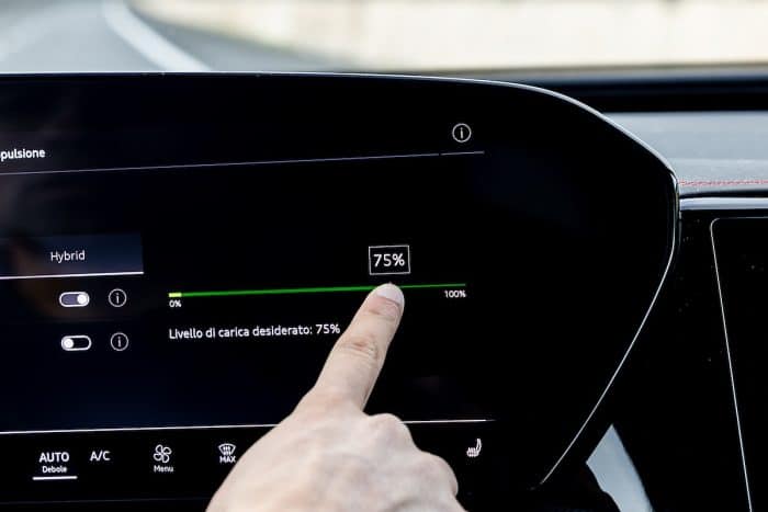 Audi Q5 e-Hybrid, prova del plug-in di lusso ad autonomia estesa 5 Audi Q5 e Hybrid interni 1 700x467