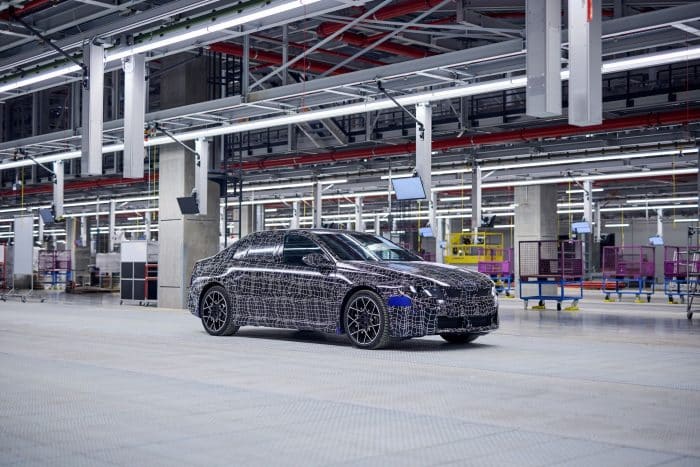 BMW i3 elettrica la berlina della svolta in pre produzione 2 700x467