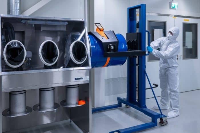 BMW inaugura il riciclo diretto delle batterie senza processi chimici o termici 12 700x467