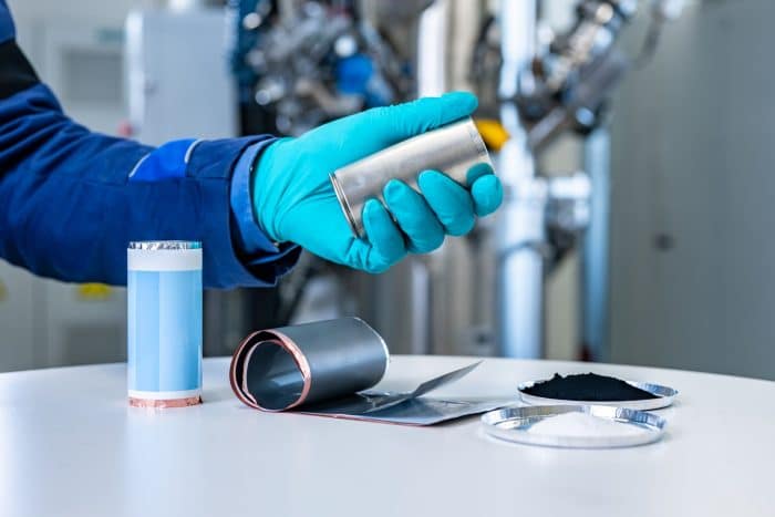 BMW inaugura il riciclo diretto delle batterie senza processi chimici o termici 3 700x467