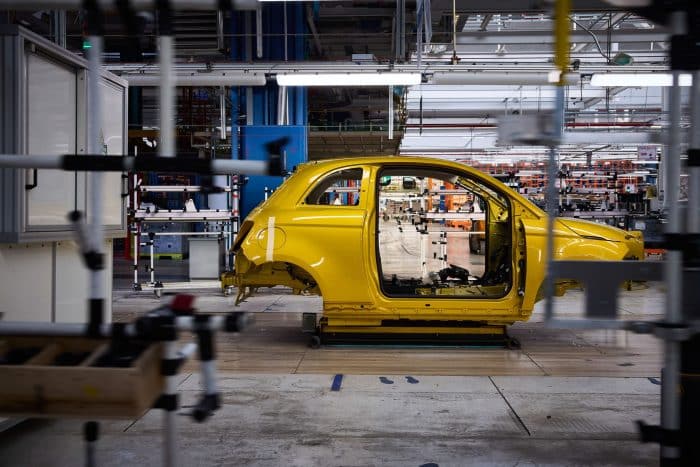 Mirafiori riparte con 80 nuovi assunti per la Fiat 500 Hybrid 4 Fiat 500 Hybrid – Mirafiori stabilimento fabbrica 5 700x467