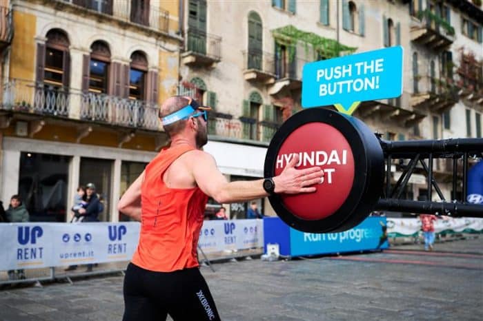 Hyundai corre tra Verona e Napoli con IONIQ 5 e INSTER Cross 3 Hyundai da Verona a Napoli Maratona 3 700x466