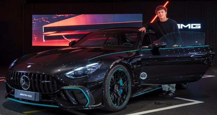 Kimi Antonelli sfoggia la sua nuova Mercedes-AMG GT 63 PRO