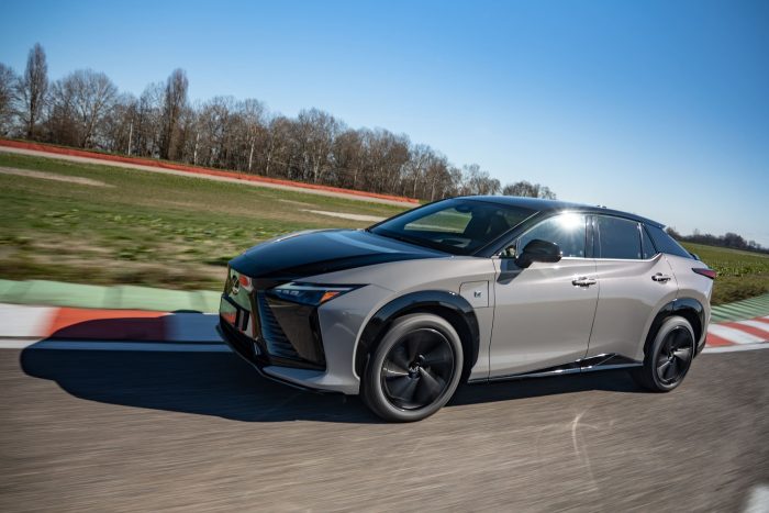 Lexus RZ la prova. Formidabile lo sterzo digitale 10 700x467