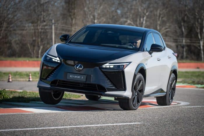 Lexus RZ la prova. Formidabile lo sterzo digitale 24 700x467