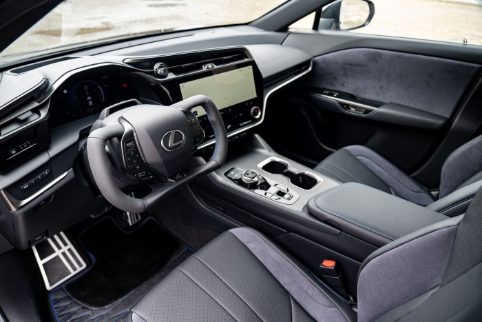 Lexus RZ la prova. Formidabile lo sterzo digitale 32 700x467