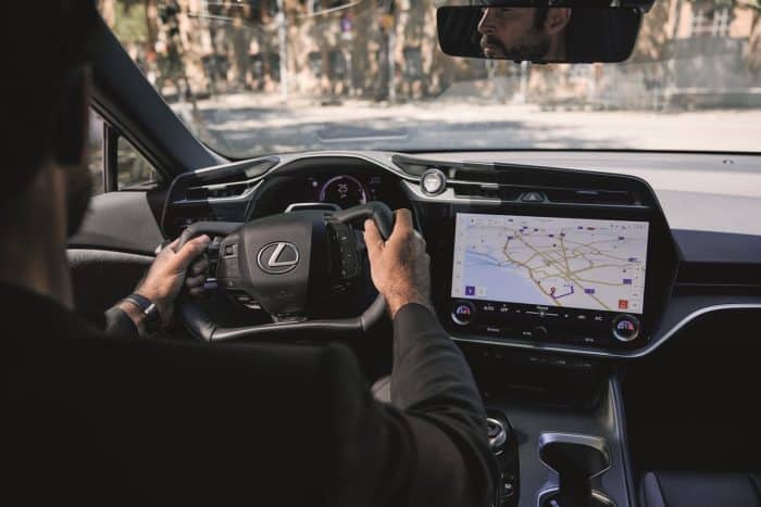 Lexus RZ, la prova. Formidabile lo sterzo digitale, cambio manuale virtuale e 408 cavalli elettrici 4 Lexus RZ ​steer by wire, come funziona lo sterzo a "filo"