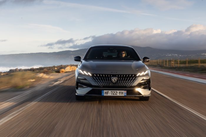 Peugeot 308 restyling la prova della plug in 33 700x466