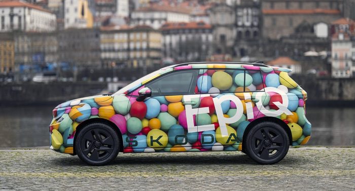 Skoda Epiq, immagini su strada della piccola elettrica da 25.000 euro 3 Skoda Epiq anteprima 6 e1770050699499 700x377