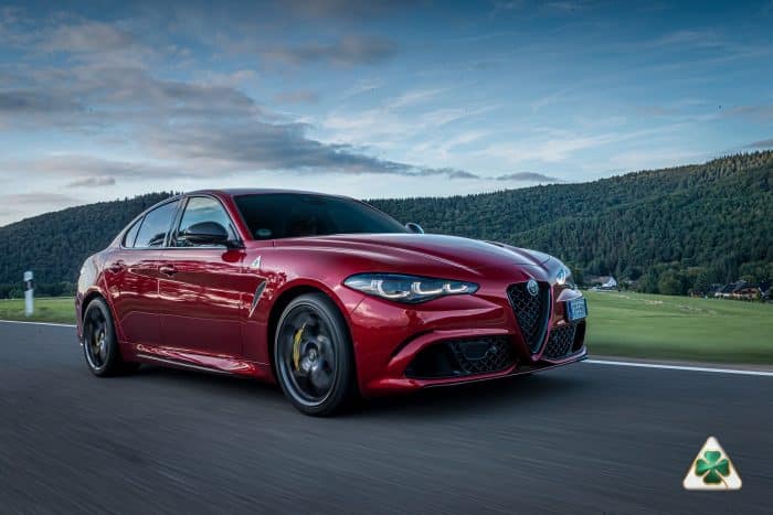 Alfa Romeo Giulia Quadrifoglio Oro 1 700x467