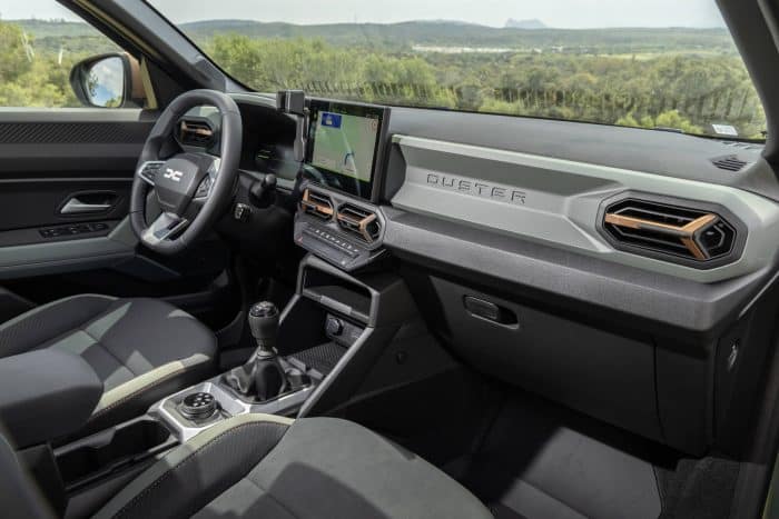 Dacia Duster Hybrid 155, la prova. Lo zenit efficiente del Suv bestseller 3 Dacia Duster Hybrid 155 3 700x467