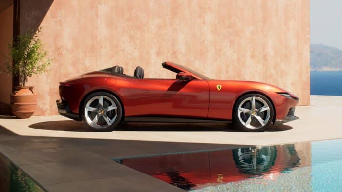 Modena illuminata dal Cavallino Rampante 5 Ferrari Amalfi Spider 12 700x394