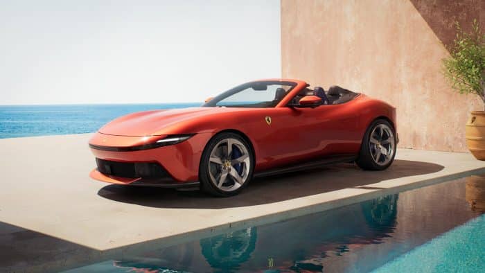 Modena illuminata dal Cavallino Rampante 7 Ferrari Amalfi Spider a Modena