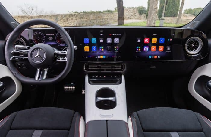 Mercedes CLA Hybrid, lusso ed efficienza. La prova su strada 3 Mercedes CLA Hybrid lusso ed efficienza. La prova su strada 2 700x453