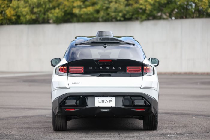 Nissan Wayve Uber lanciano i taxi autonomi 5 700x467