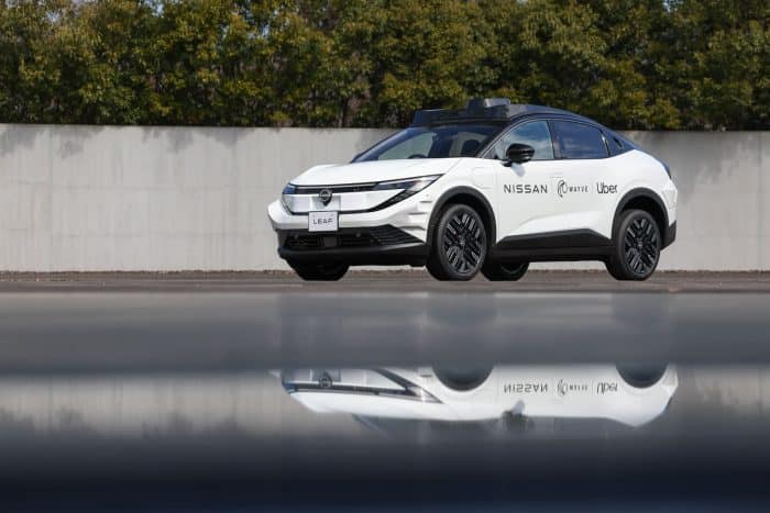 Nissan Wayve Uber lanciano i taxi autonomi 6 700x467