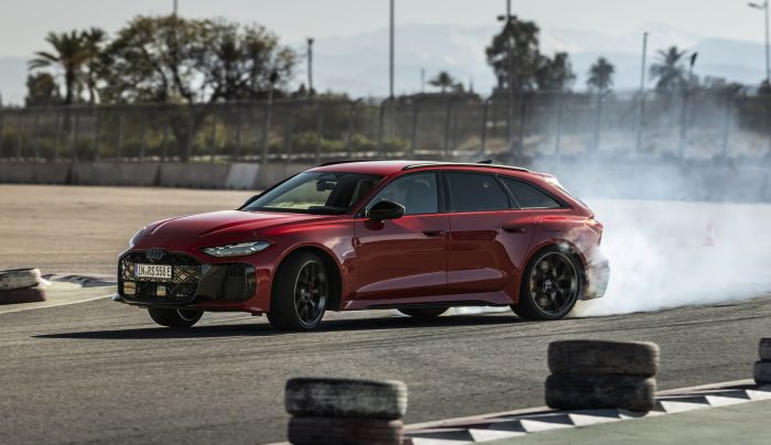 Nuovo Audi RS 5 639 cavalli plug in debutto su strada in Marocco 5 e1772525974655 700x404