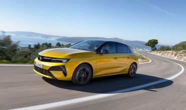 Opel-Astra-2026-su-strada-1-370x220.jpg