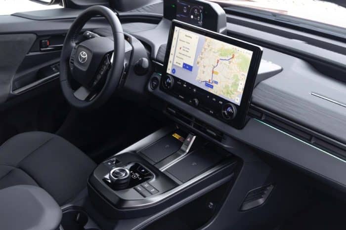 Toyota C HR elettrica la prova. Autonomia comportamento prezzo 32 700x466