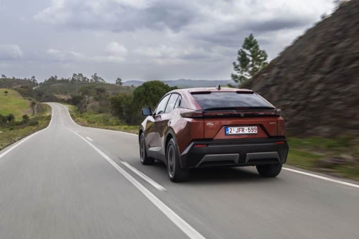 Toyota C HR elettrica la prova. Autonomia comportamento prezzo 61 700x466