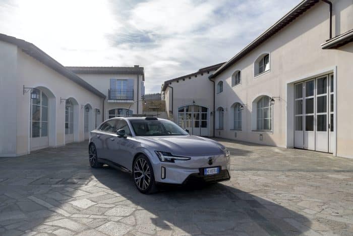 Volvo ES90 su strada 3 700x467