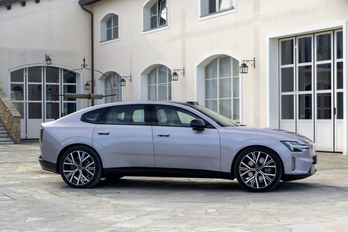 Volvo ES90 su strada 5 700x467