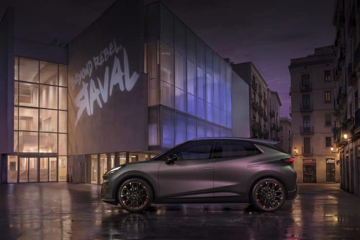 Cupra Raval, prezzo e caratteristiche della citycar elettrica e dinamica 8 05 CUPRA Raval Plasma 700x467