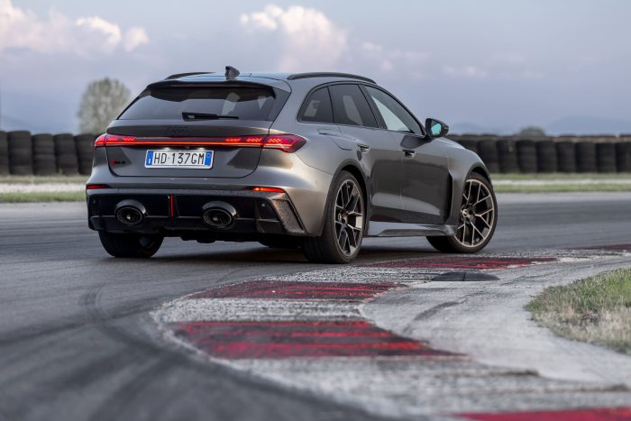 Audi RS 5 la prova della super station da 639 cavalli la prima RS plug in 52 700x467
