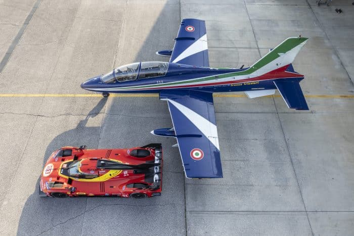 Spettacolare, le Frecce Tricolori e Ferrari 499P, eccellenza italiana in cielo e su asfalto 4 Frecce Tricolori e Ferrari 499P lo spettacolo della eccellenza italiana 6 700x467