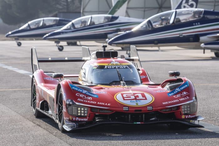 Spettacolare, le Frecce Tricolori e Ferrari 499P, eccellenza italiana in cielo e su asfalto 3 Frecce Tricolori e Ferrari 499P lo spettacolo della eccellenza italiana 7 700x467