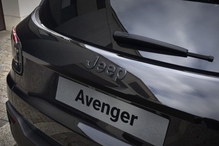 Jeep Avenger Black Edition 11 700x467