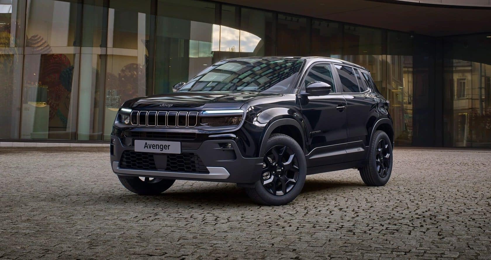 Jeep Avenger 2027, anteprima. Le foto su strada del restyling