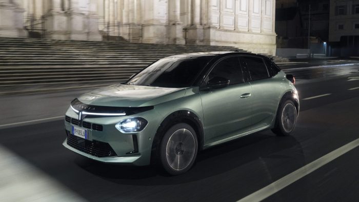 Lancia Ypsilon Turbo 100, benzina e cambio manuale accessibile. Caratteristiche e prezzo 2 Lancia Ypsilon Turbo 100 1 e1776247402251 700x394