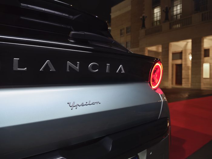 Lancia Ypsilon Turbo 100, benzina e cambio manuale accessibile. Caratteristiche e prezzo 4 Lancia Ypsilon Turbo 100 8 700x525