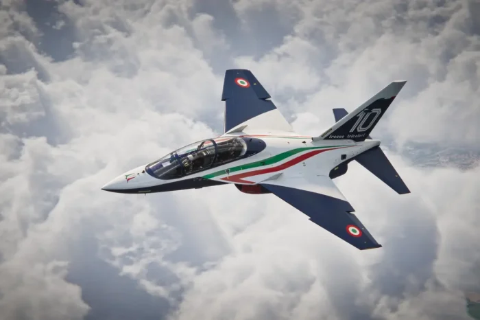 Spettacolare, le Frecce Tricolori e Ferrari 499P, eccellenza italiana in cielo e su asfalto 5 Leonardo M 346 Master 700x466