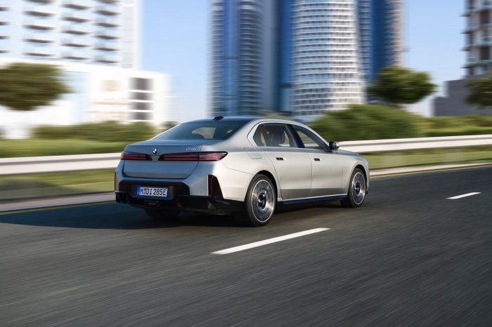 MW Serie 7 lusso elettrico con 708 km di autonomia 41 700x466