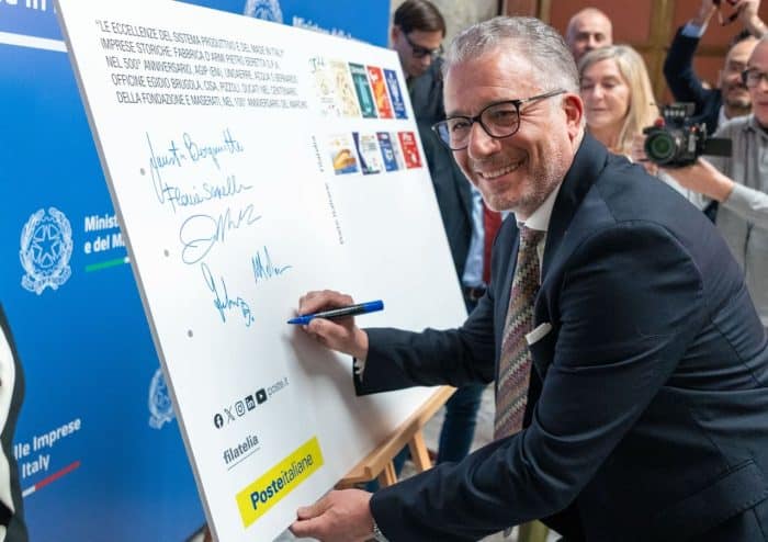 Maserati e il francobollo da collezione per i 100 anni del Tridente 2 700x494