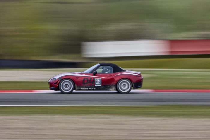 Mazda MX-5 a Varano, l'11 aprile la festa delle 1000 roadster 3 Mazda MX 5 a Varano l 11 aprile la festa delle 1000 roadster 1 700x467