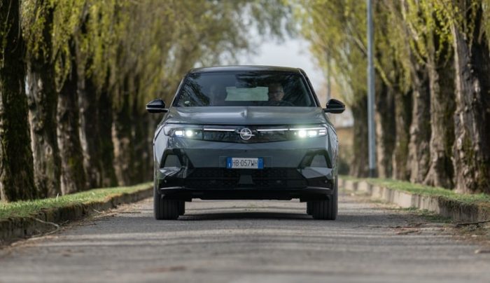 Opel Grandland Electric AWD 162 e1775153584920 700x404