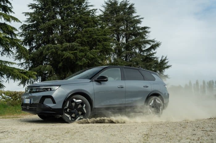 Opel Grandland Electric AWD 21 700x466