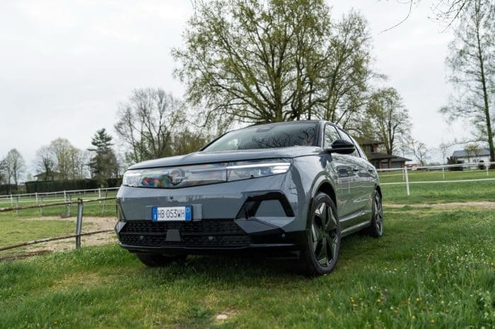 Opel Grandland Electric AWD 3 700x466