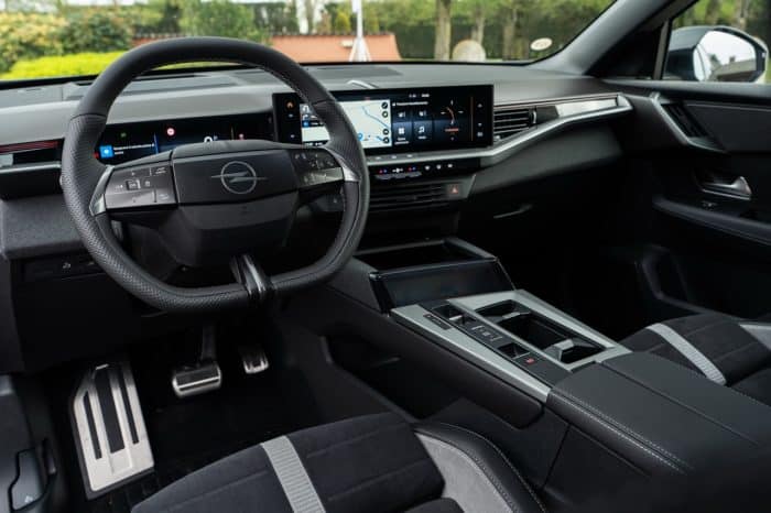 Opel Grandland Electric AWD 32 700x466