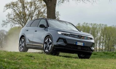 Opel-Grandland-Electric-AWD-la-prova-dellelettrica-integrale-da-325-cavalli-scaled-370x220.jpg