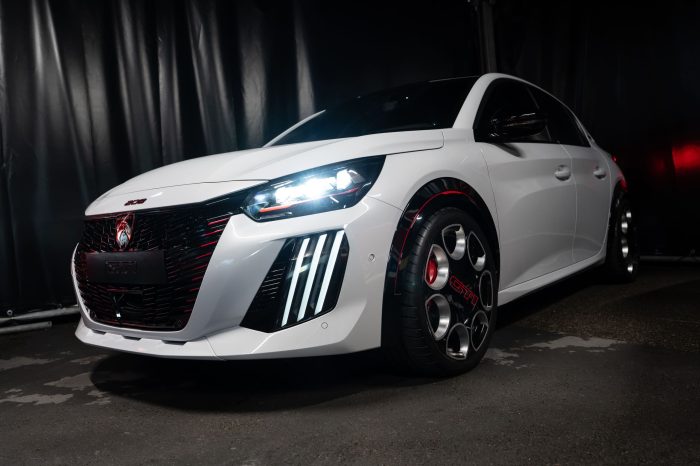 Peugeot 208 GTi, torna la sportiva francese. Ora elettrica, pronta a divertire 2 Peugeot 208 GTi 2026 1 700x466