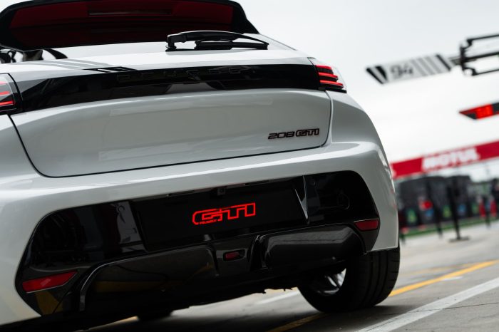 Peugeot 208 GTi, torna la sportiva francese. Ora elettrica, pronta a divertire 4 Peugeot 208 GTi 2026 29 700x466